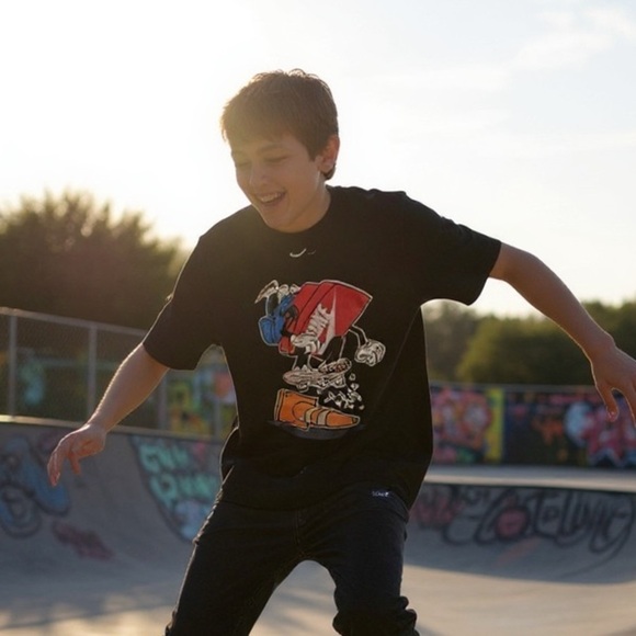 The Nike Tee Kids' T-Shirt Retro Skateboarding Backpack & Cone Graphics XL - Picture 5 of 5